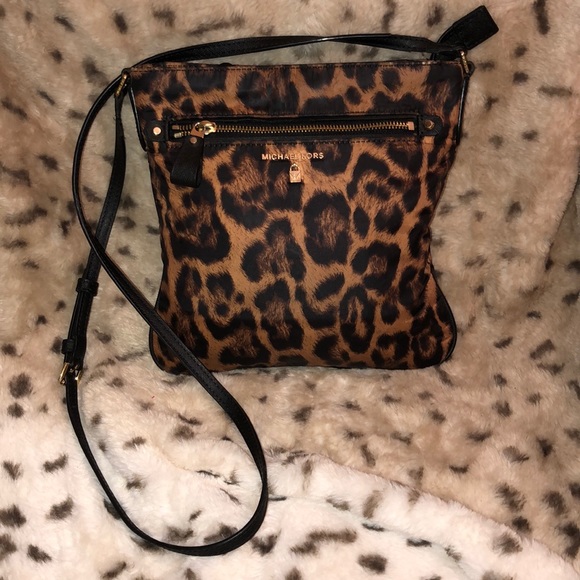 Michael Kors Handbags - 💞Michael Kors💞 🐆Leopard Print crossbody🐆